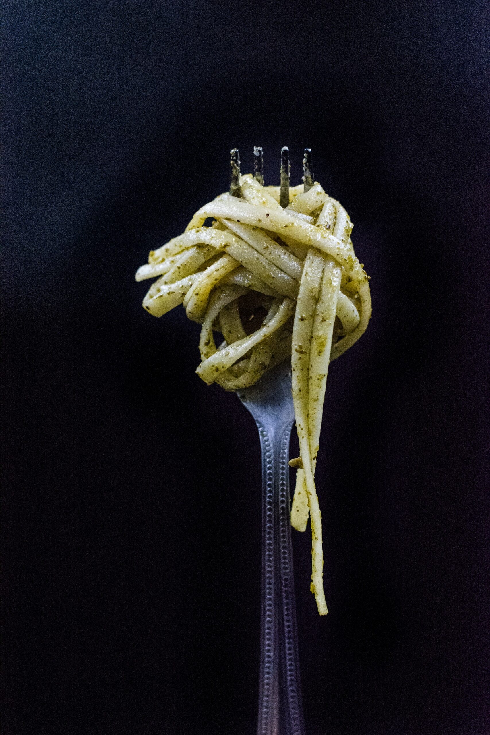 Spaghettis con pesto de albahaca y spirulina